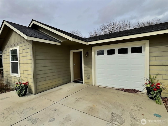 view of front facade featuring a garage and driveway