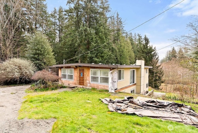 view of front of house with a front lawn