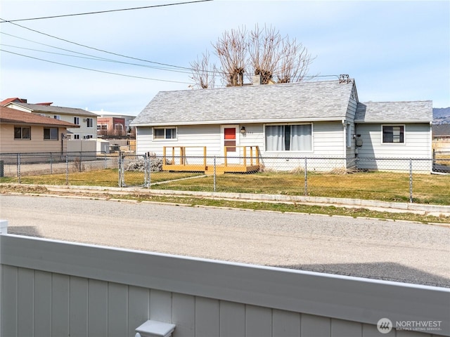 view of front facade featuring a front yard, a gate, and a fenced front yard