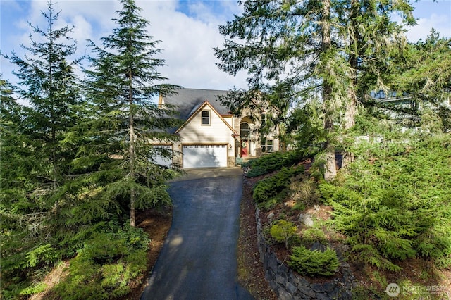 view of front of property featuring aphalt driveway