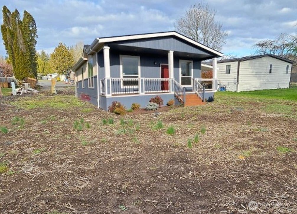 manufactured / mobile home featuring a porch