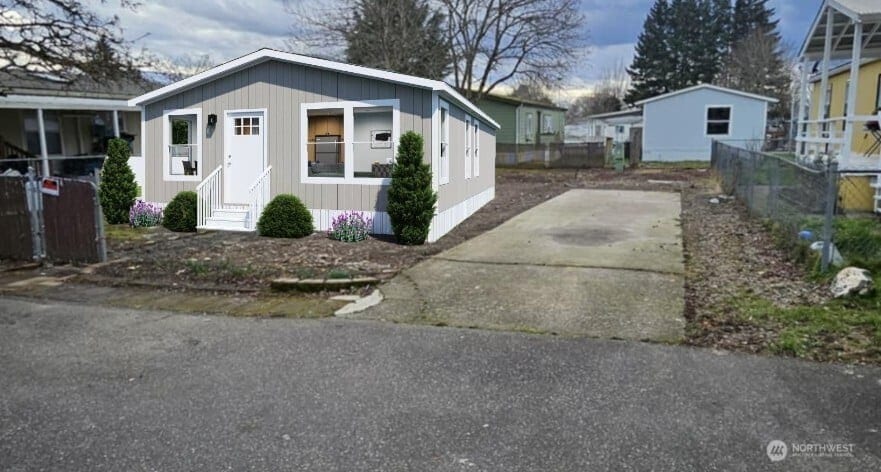 view of front of home with entry steps and fence