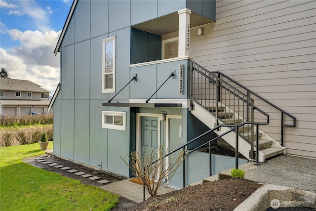 property entrance featuring a yard
