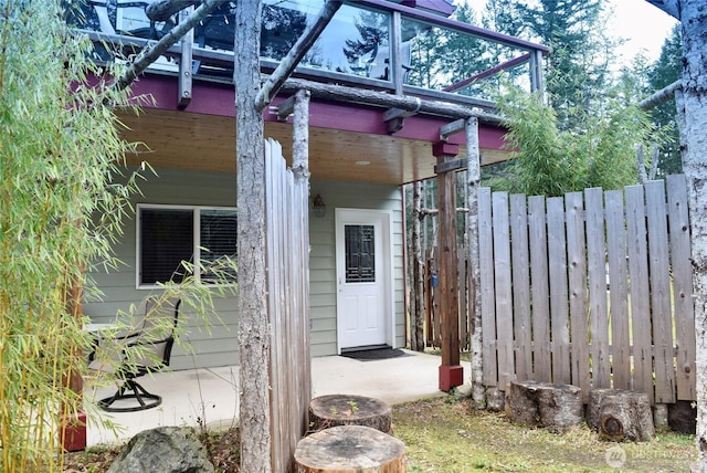 entrance to property with fence