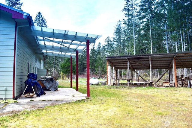 view of yard featuring a pergola