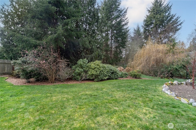 view of yard featuring fence