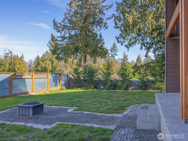 view of yard featuring a fenced backyard and an outdoor fire pit