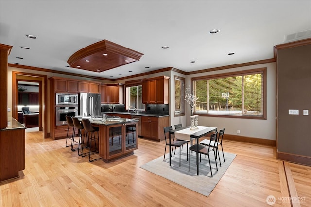 19665 SE 310th Pl, Kent, WA 98042 - kitchen with stainless steel appliances, crown molding, dark countertops, backsplash, and baseboards