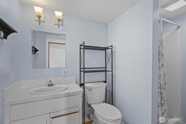 full bathroom featuring vanity, a shower with shower curtain, and toilet