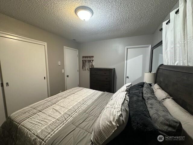 310 Kosmos Ln, Morton, WA 98356 - bedroom with a textured ceiling