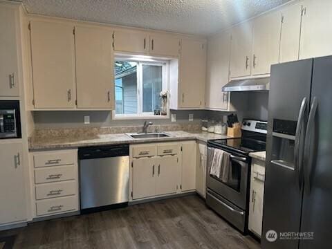 310 Kosmos Ln, Morton, WA 98356 - kitchen featuring dark wood-style flooring, a sink, black appliances, under cabinet range hood, and a textured ceiling