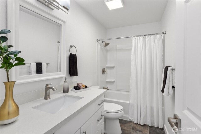 full bathroom with toilet, vanity, and shower / bath combo