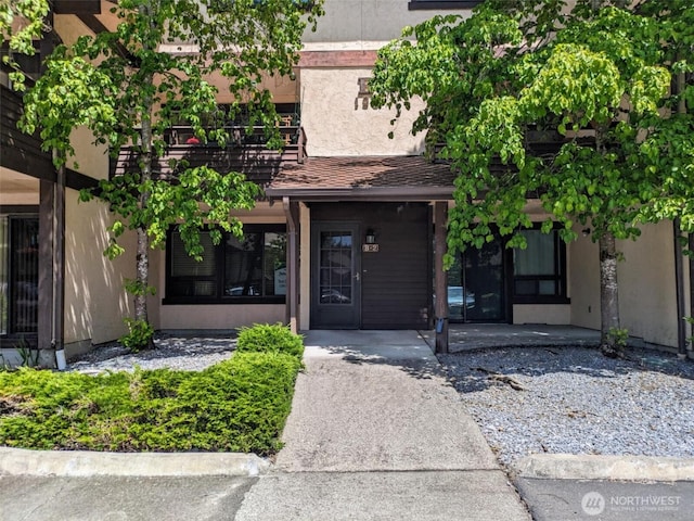 140 Summit Ave N Unit B2, Kent, WA 98030 - doorway to property featuring stucco siding