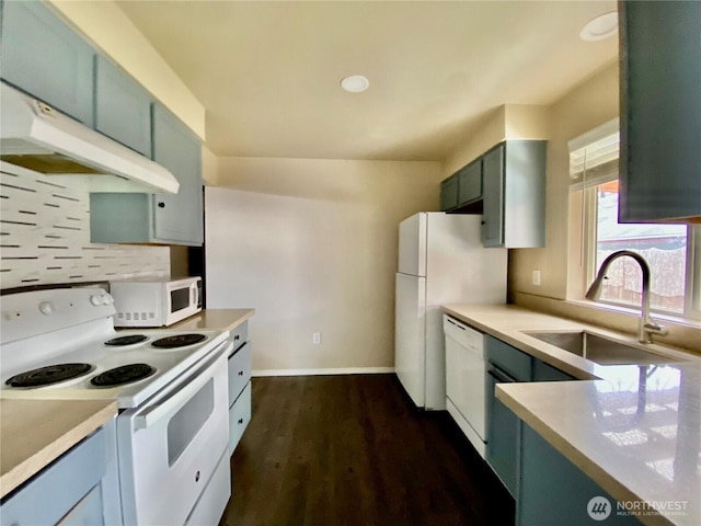631 6th Ave S, Kent, WA 98032 - kitchen featuring a sink, white appliances, under cabinet range hood, and light countertops