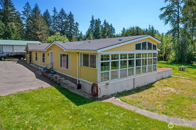 280 Antrim Rd, Winlock, WA 98596 - view of side of home featuring a lawn, a sunroom, and roof with shingles