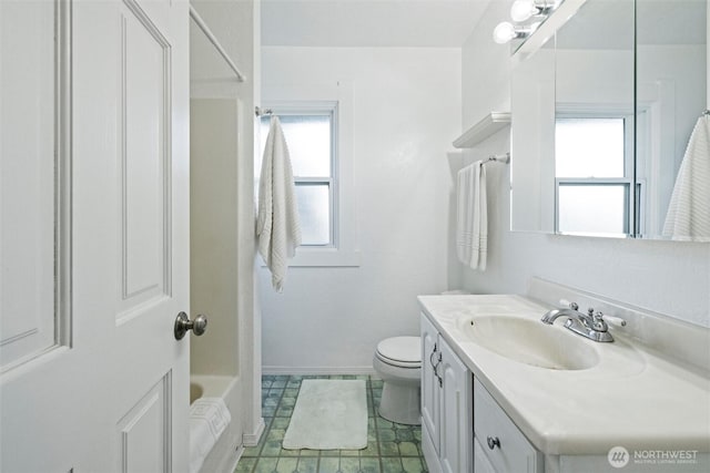 full bath featuring vanity, toilet, plenty of natural light, and baseboards