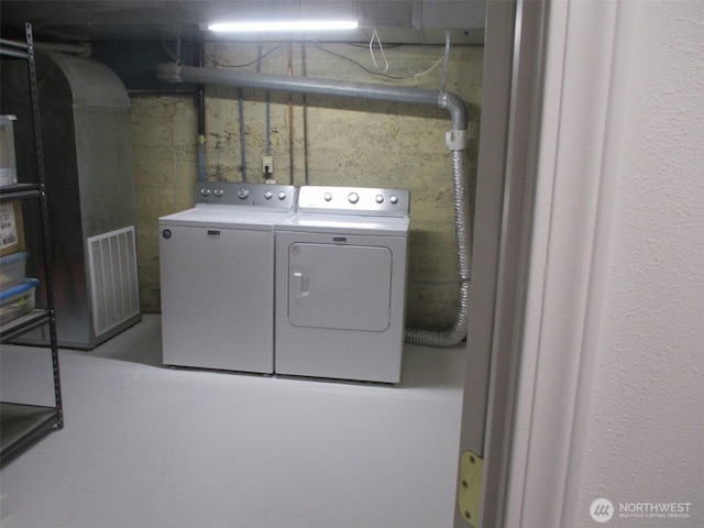 laundry area featuring laundry area, visible vents, and washing machine and clothes dryer