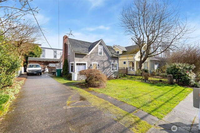 view of front of home with a front lawn and driveway