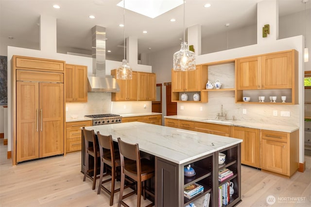 11012 Skinner Rd NE, Bainbridge Island, WA 98110 - kitchen featuring open shelves, a sink, built in fridge, a spacious island, and recessed lighting