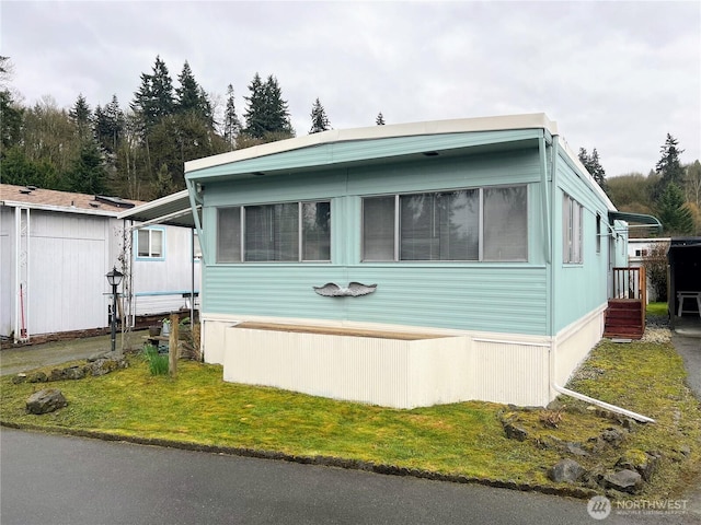 manufactured / mobile home featuring a front yard