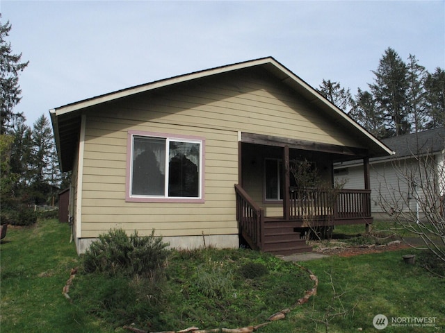 view of front of property featuring a front lawn