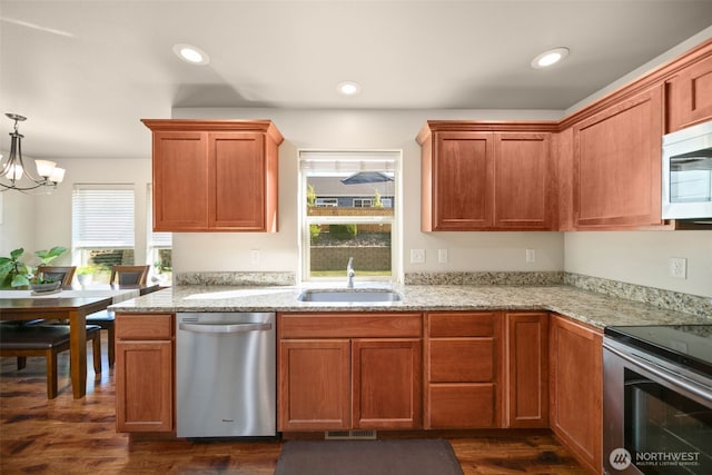 kitchen featuring an inviting chandelier, visible vents, dark wood-style floors, a sink, and stainless steel appliances