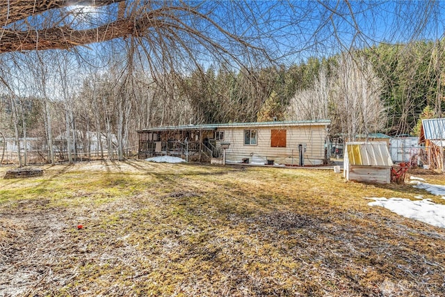view of front facade with a front lawn and fence