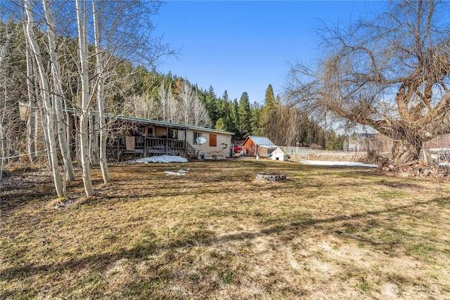 view of yard featuring an outbuilding