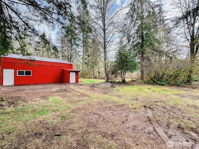 view of yard with an outbuilding