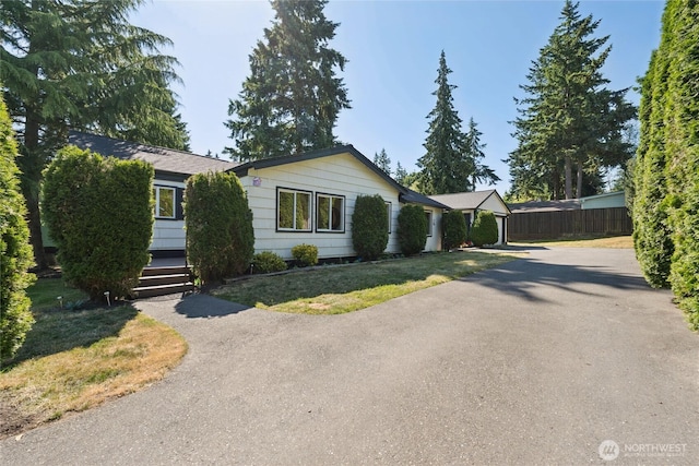 817 SW 158th St, Burien, WA 98166 - ranch-style house featuring asphalt driveway