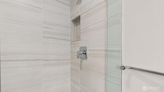 10591 135th Ave NE Unit 24, Kirkland, WA 98033 - bathroom with a tile shower