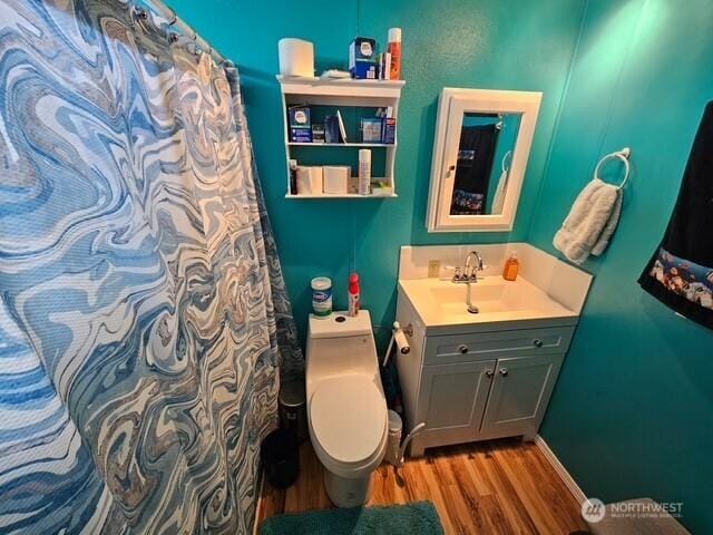 6505 Fawn Ln Unit 4, Long Beach, WA 98631 - full bathroom with toilet, curtained shower, wood finished floors, and vanity