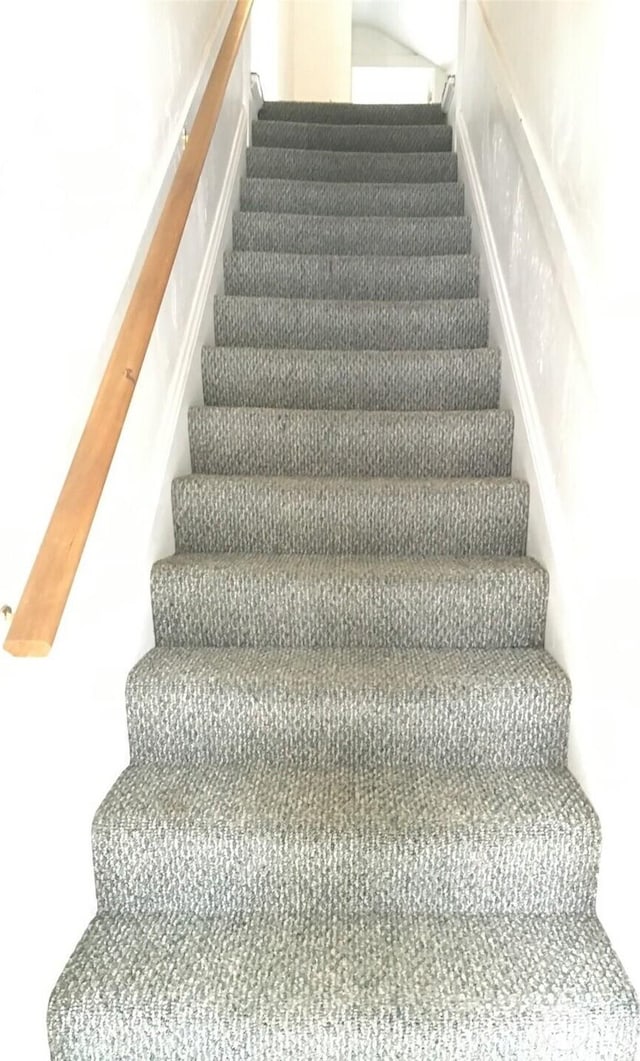 5011 8th Ave NE, Seattle, WA 98105 - view of stairway