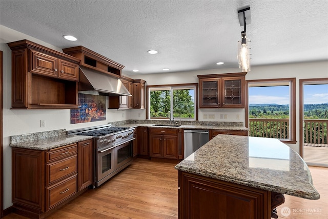 1918 SE Maple Dr, Chehalis, WA 98532 - kitchen with appliances with stainless steel finishes, a sink, recessed lighting, light wood-style floors, and a textured ceiling