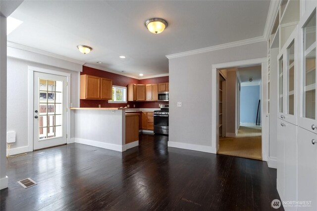 816 Washington St, Walla Walla, WA 99362 - kitchen with visible vents, crown molding, dark wood-style flooring, a peninsula, and stainless steel appliances