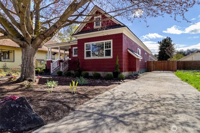 816 Washington St, Walla Walla, WA 99362 - view of front facade featuring covered porch, fence, and driveway