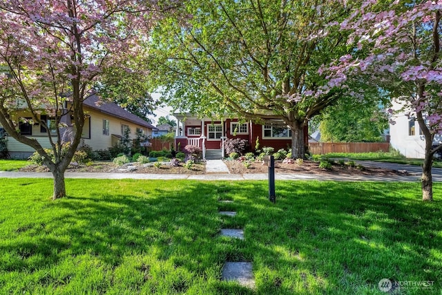 816 Washington St, Walla Walla, WA 99362 - view of front of property featuring a porch, fence, and a front lawn