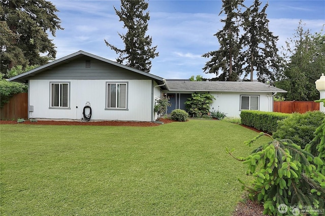 604 27th Ave SE, Puyallup, WA 98374 - view of front of house featuring a front yard and fence