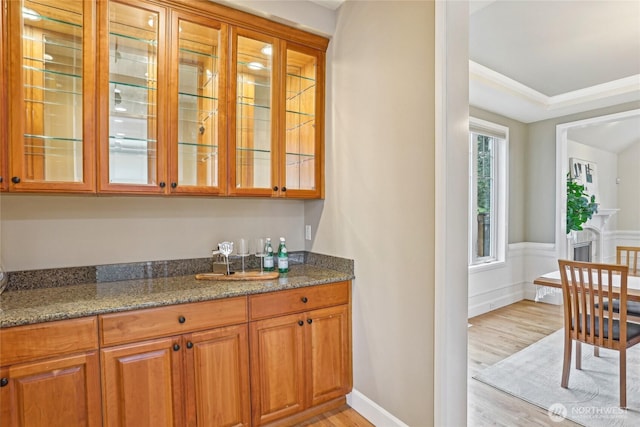 2070 277th Ave SE, Sammamish, WA 98075 - bar area featuring light wood-style floors, wainscoting, and crown molding