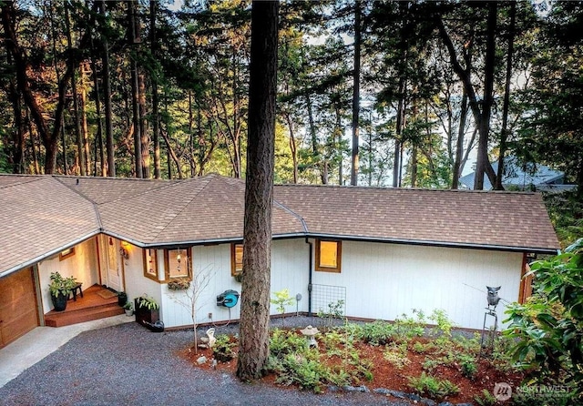 single story home featuring a shingled roof