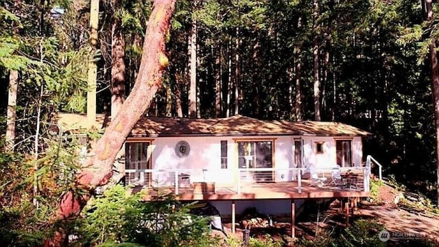 view of front facade featuring a wooden deck