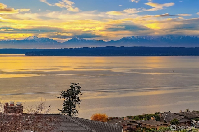 water view with a mountain view