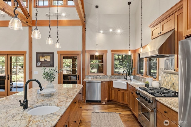 121 Hard Scrabble Ln, Cle Elum, WA 98922 - kitchen featuring stainless steel appliances, a sink, a high ceiling, under cabinet range hood, and wood finished floors