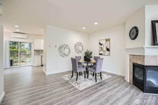 dining space featuring recessed lighting, light wood-style flooring, and baseboards