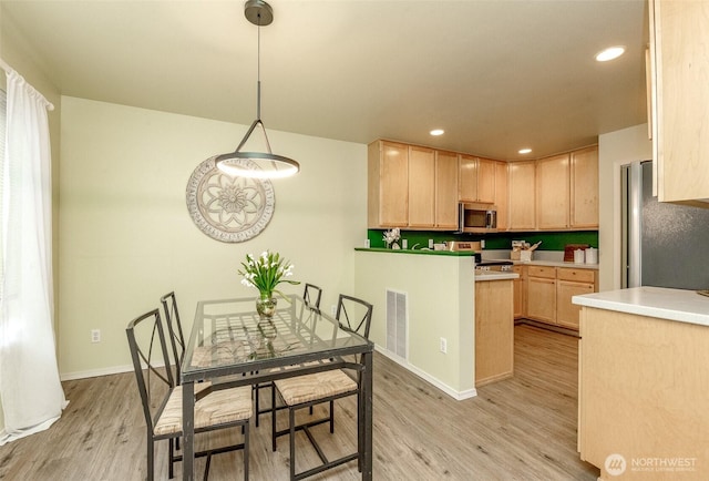 dining area with light wood finished floors, baseboards, visible vents, and recessed lighting