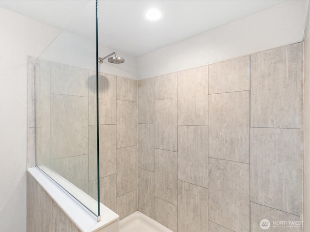 bathroom featuring a tile shower