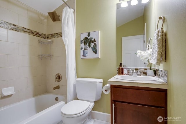 2120 W Ruffner St, Seattle, WA 98199 - bathroom featuring baseboards, shower / bath combo with shower curtain, toilet, and vanity