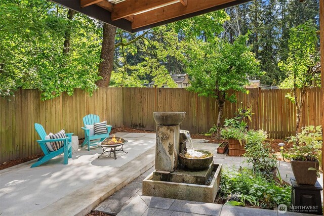 12423 NE 70th St, Kirkland, WA 98033 - view of patio featuring an outdoor fire pit and a fenced backyard