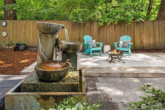 12423 NE 70th St, Kirkland, WA 98033 - view of patio / terrace with a fire pit and fence