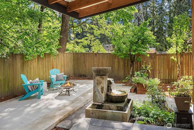 12423 NE 70th St, Kirkland, WA 98033 - view of patio featuring an outdoor fire pit and a fenced backyard